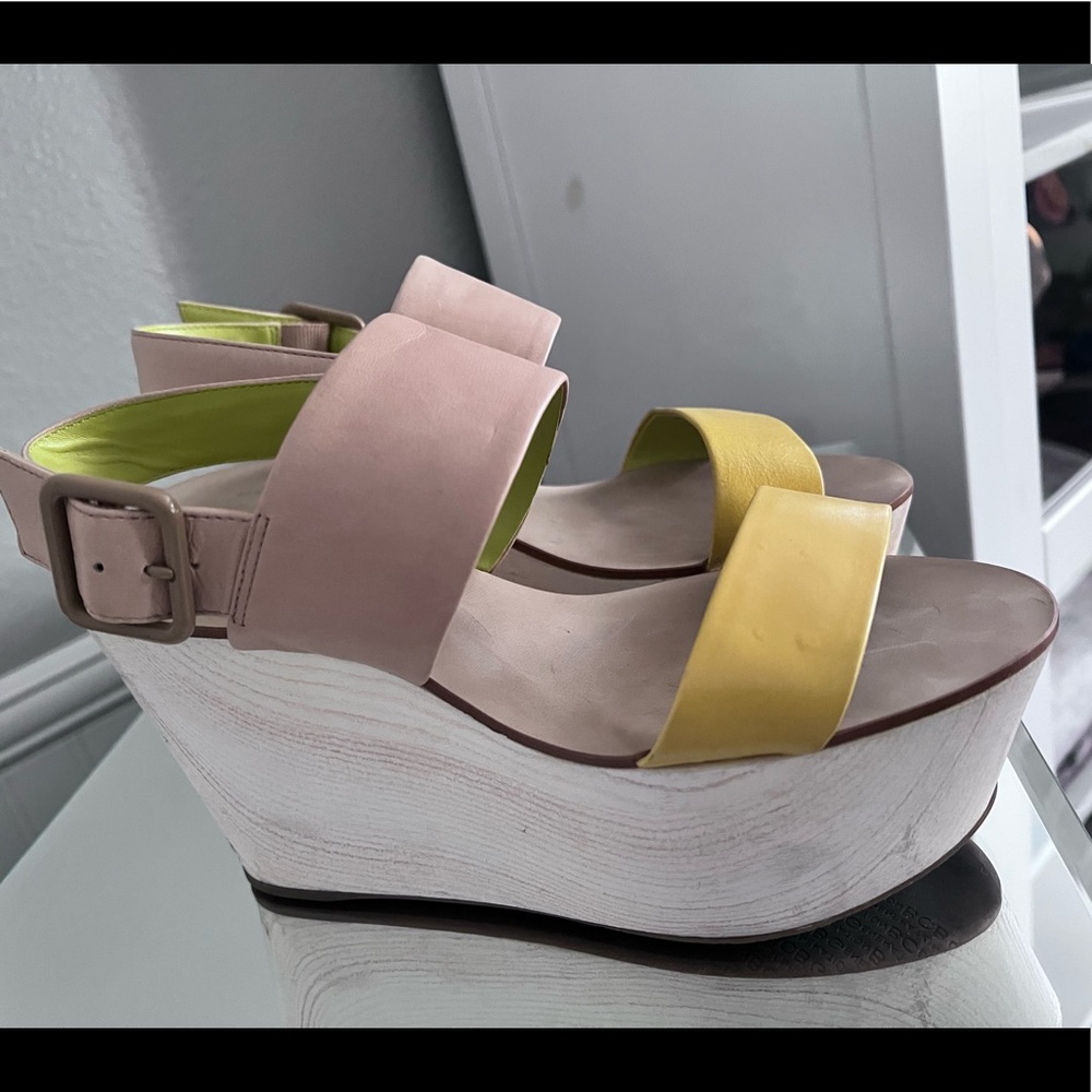 BCBGeneration platform sandals size 7 yellow, beige whitewash platform